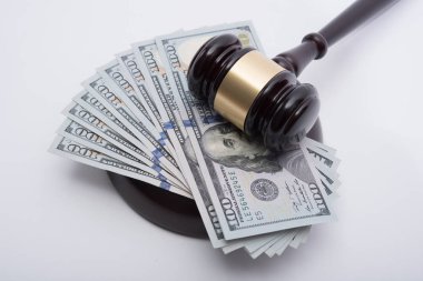 Adalet dağıtma veya satış knocking ahşap mezatçı veya hakimler tokmak bize yığını üzerinde dolar agains beyaz arka plan fiyatları
