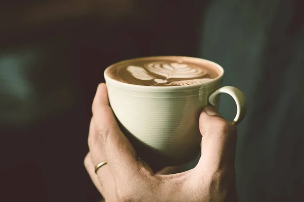 Horká Káva Latte Cup Barista Ruky Připraven Sloužit Pro Zákazníka — Stock fotografie
