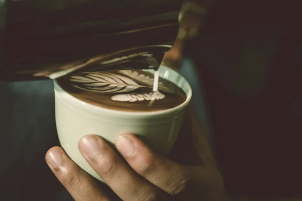 Barista Pour Buhar Süsleme Desen Dökme Latte Sanat Yapmak Için — Stok fotoğraf