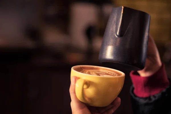 Barista Pour Stoom Melk Koffie Maken Ornament Patroon Latte Art — Stockfoto