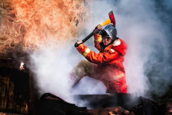 Mutiger Feuerwehrmann Klettert Bei Autounfall Mit Axt Auf Rettungsopfer Leben — Stockfoto