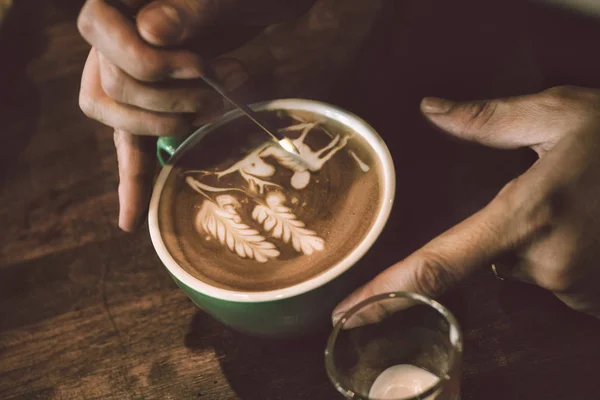 Barista Gebruiken Kleine Metalen Pin Draw Latte Art Met Witte — Stockfoto