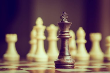 satranç tahtası oyun yarışması bulanık arka plan ile iş konsepti sundu