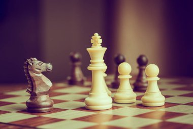 satranç tahtası oyun yarışması bulanık arka plan ile iş konsepti sundu