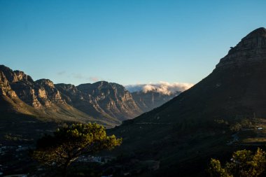 Arkadaki Masa Dağı ile Aslanlar kafa