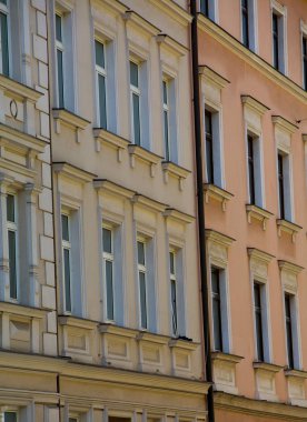 Güzel tarihi bina açık pencere dolu