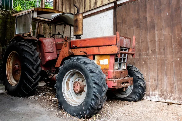 Gamla Gården Traktor Väntar Härlig Person Att Hand Det — Stockfoto