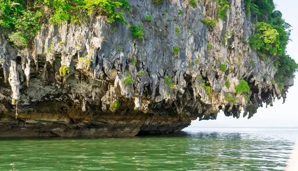 Grande Roche Avec Pendaison Dessus Océan Dans Baie Phang Nga — Photo