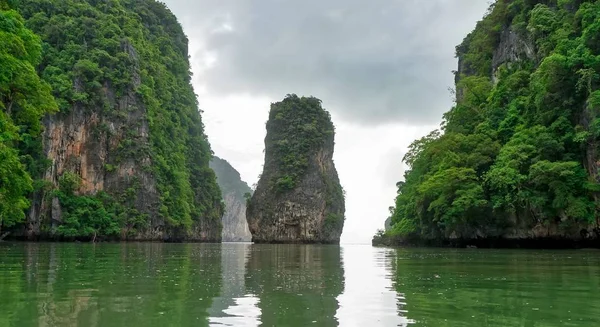 Pequeña Roca Entre Grandes Rocas Bahía Phang Nga — Foto de Stock