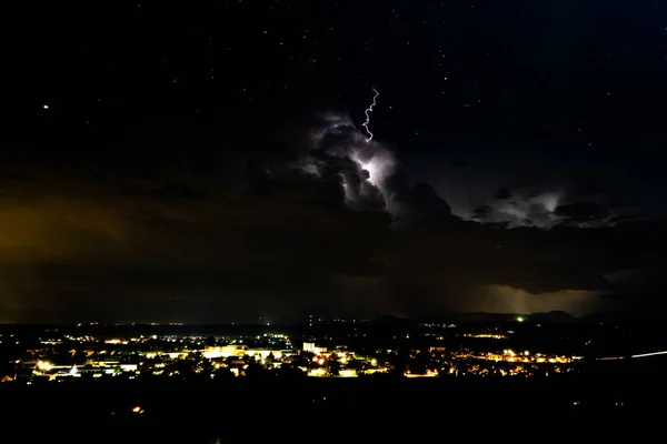夜晚的城市上空有闪电的乌云 — 图库照片