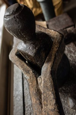 Bir eski petrol basın üzerindeki demir paslı kolu