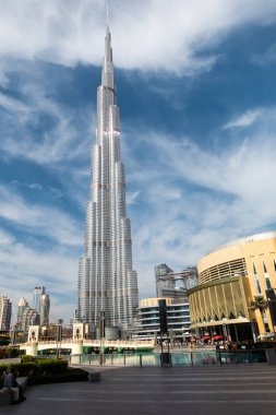 Dubai Dubai Alışveriş Merkezi yanında açık gökyüzü ile Uluslararası Dubai Kongre ve Sergi Sarayı