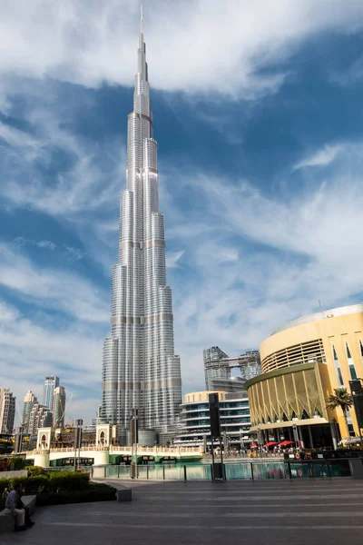 Dubai Dubai Alışveriş Merkezi yanında açık gökyüzü ile Uluslararası Dubai Kongre ve Sergi Sarayı