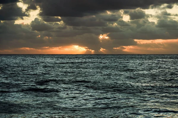 Закат над Атлантическим океаном — стоковое фото