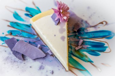 Renkli cheesecake mavi pembe yeşil ve pembe çiçek