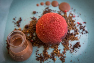  çikolatanın içinde gizli bir tatlı ve sıcak çikolata tüp cam ile büyük bir boş top