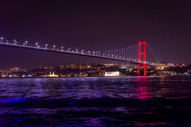 İstanbul, gece köprüsü manzaralı.