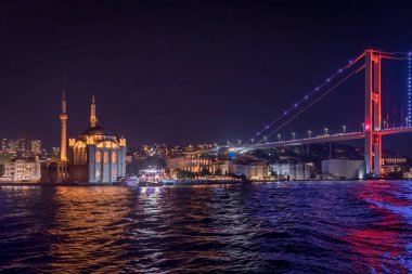 İstanbul 'da gece köprüsü ve cami manzarası