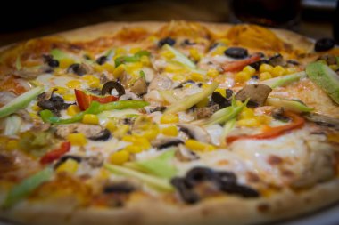 Pizza ve sebze. Yakın plan.