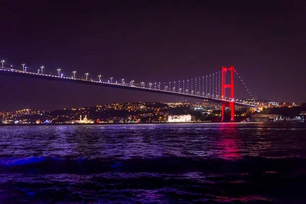 İstanbul, gece köprüsü manzaralı.