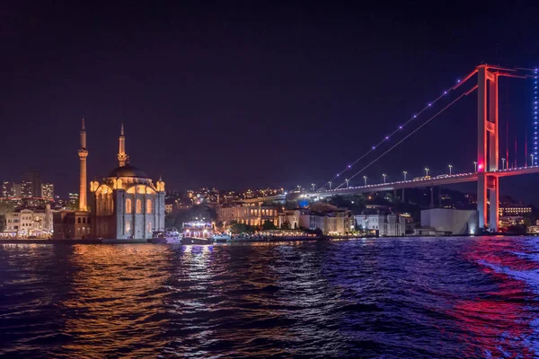 İstanbul 'da gece köprüsü ve cami manzarası