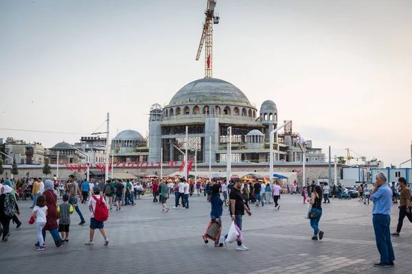 İstanbul 'da taksim camii yapım aşamasında