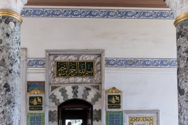 Topkapı Sarayı 'nın dış cephesinde İslami dekorasyon.