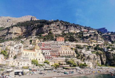 Positano, Italya. Amalfi Sahili. Şehir, Körfez ve dağlar görünümü