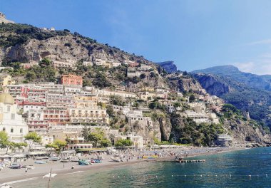 Positano, Italya. Amalfi Sahili. Şehir, Körfez ve dağlar görünümü