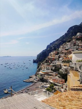Positano, Italya. Amalfi Sahili. Şehir, Körfez ve dağlar görünümü
