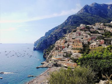 Positano, Italya. Amalfi Sahili. Şehir, Körfez ve dağlar görünümü