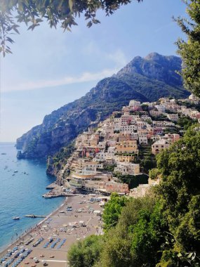 Positano, Italya. Amalfi Sahili. Şehir, Körfez ve dağlar görünümü