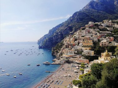 Positano, Italya. Amalfi Sahili. Şehir, Körfez ve dağlar görünümü