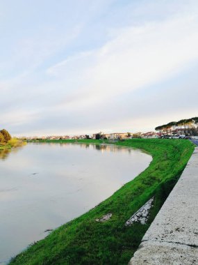 Arno Nehri. Pisa, İtalya. Nehir ve şehir manzarası