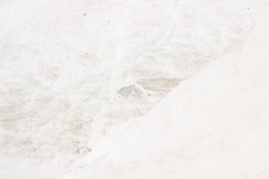 Pamukkale, Türkiye. Beyaz tuz teraslarının manzarası. Denizli kasabası ve antik kenti Hierapolis yakınında