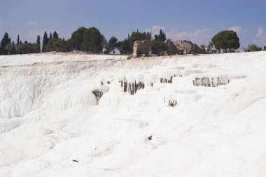 Pamukkale, Türkiye. Beyaz tuz teraslarının manzarası. Denizli kasabası ve antik kenti Hierapolis yakınında