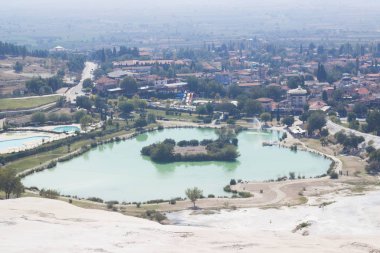 Pamukkale, Türkiye. Beyaz tuz teraslarının manzarası. Denizli kasabası ve antik kenti Hierapolis yakınında
