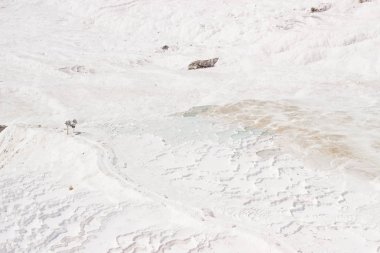 Pamukkale, Türkiye. Beyaz tuz teraslarının manzarası. Denizli kasabası ve antik kenti Hierapolis yakınında