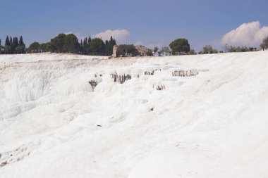 Pamukkale, Türkiye. Beyaz tuz teraslarının manzarası. Denizli kasabası ve antik kenti Hierapolis yakınında