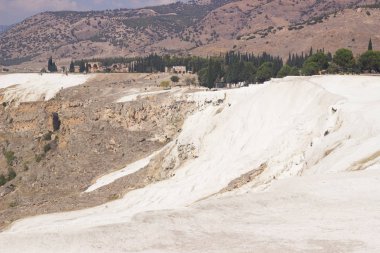 Pamukkale, Türkiye. Beyaz tuz teraslarının manzarası. Denizli kasabası ve antik kenti Hierapolis yakınında