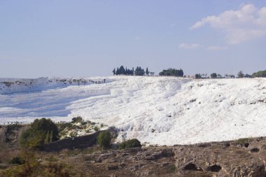 Pamukkale, Türkiye. Beyaz tuz teraslarının manzarası. Denizli kasabası ve antik kenti Hierapolis yakınında