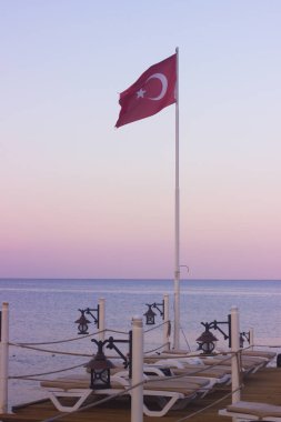 Deniz koyu ve bayrak görünümü. Kemer, Türkiye. Antalya sahili
