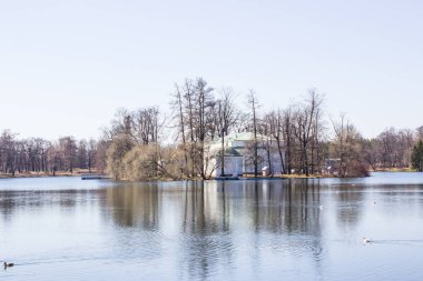 Çarskoye Selo, Puşkin. St. Petersburg banliyösü, Rusya. Park, göl ve bina manzarası