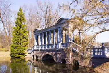 Çarskoye Selo, Puşkin. St. Petersburg banliyösü, Rusya. Park, göl ve köprü manzarası