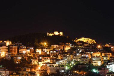 Gece şehri. Alanya, Türkiye. Gece şehrinin güzel ışıkları. Şehir, binalar, gökyüzü ve kale manzarası