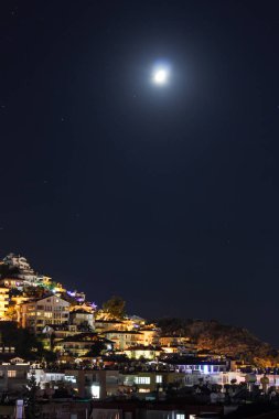 Gece şehri. Alanya, Türkiye. Gece şehrinin güzel ışıkları. Şehir, binalar, gökyüzü ve kale manzarası