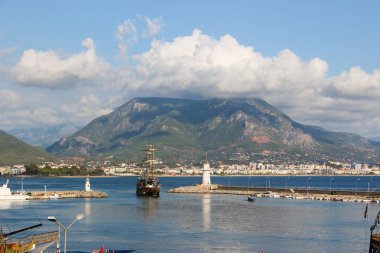 Alanya, Türkiye. Deniz koyu, liman, tekne ve dağların manzarası