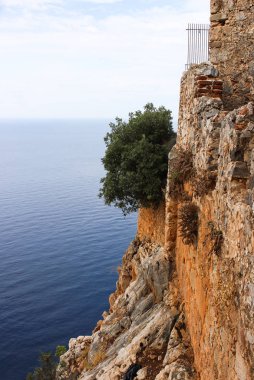 Alanya, Türkiye. Kayaların, kalenin ve denizin manzarası