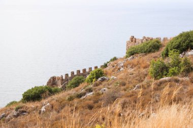 Alanya, Türkiye. Kayaların, kalenin ve denizin manzarası