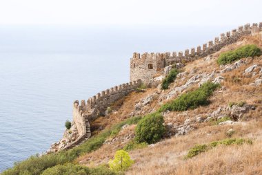Alanya, Türkiye. Kayaların, kalenin ve denizin manzarası